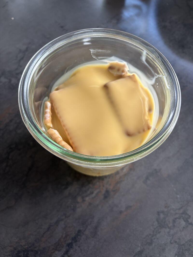 Erdbeeren mit Butterkeksen und Eierlik&ouml;r