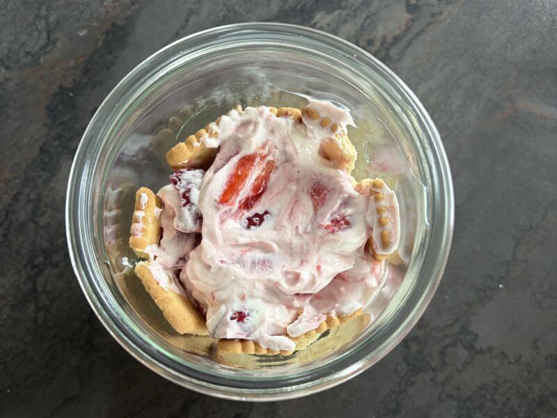Erdbeeren mit Butterkeksen und Eierlik&ouml;r - Zwischenschritt